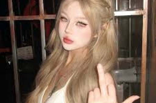 赵露思换头像“别装了”吃瓜网友都在问她在怼谁